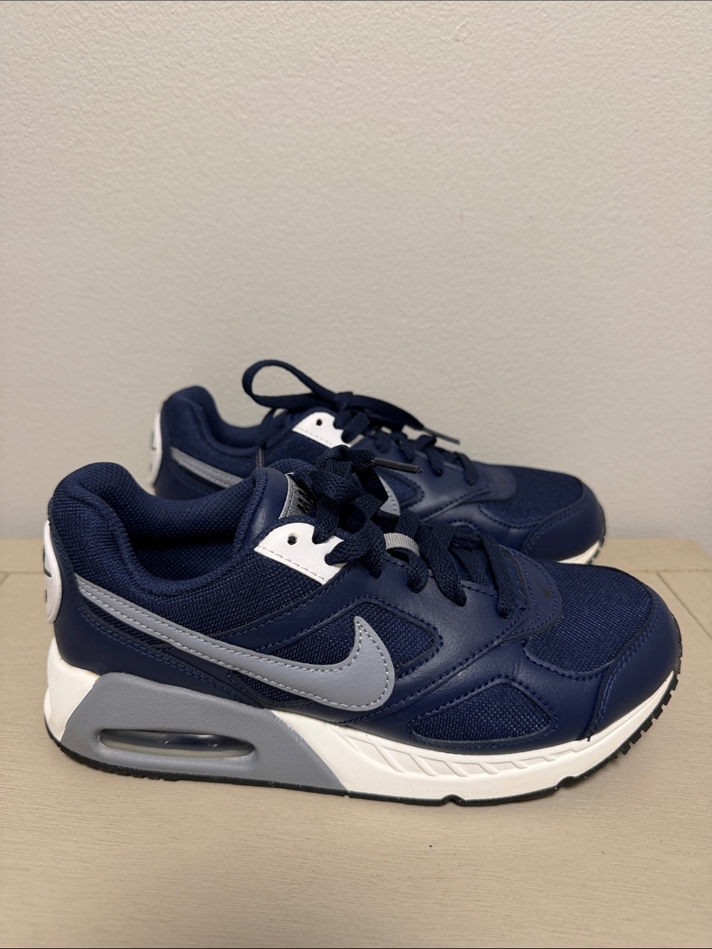 Athletic Nike Air Max Ivo GS Navy Blue Grey White Sneakers Boys Youth Size 4Y
